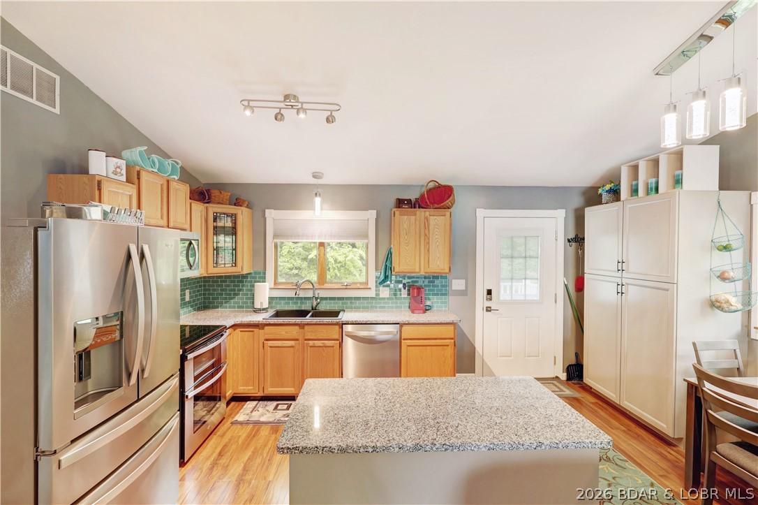 Image 3: Stylish Kitchen