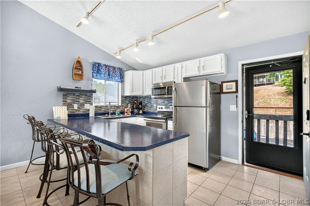Image 1: Entry & Kitchen