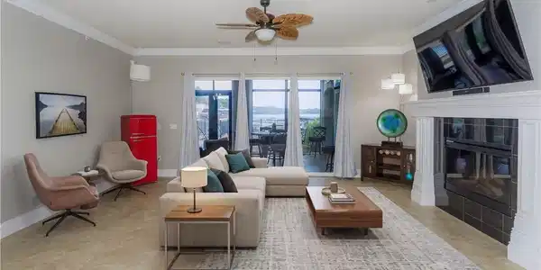 Image 4: living room