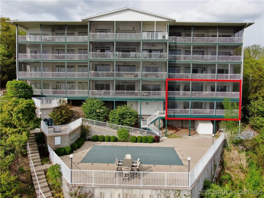 Image 3: 12 Units with Lake Front Pool Very Private