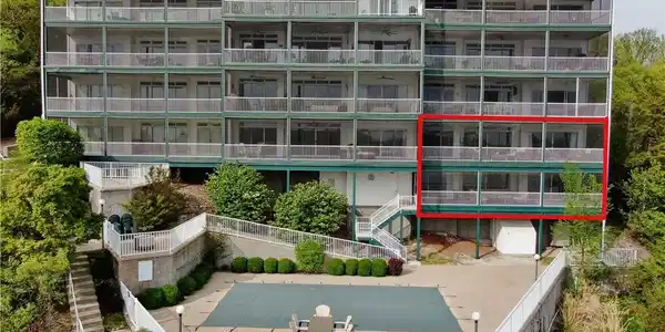 Image 3: 12 Units with Lake Front Pool Very Private