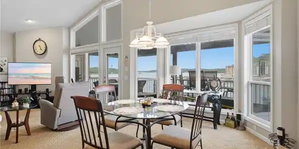 Image 3: Dining with a lake view