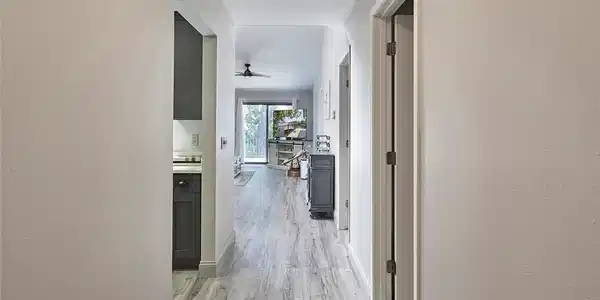 Image 4: Front entry