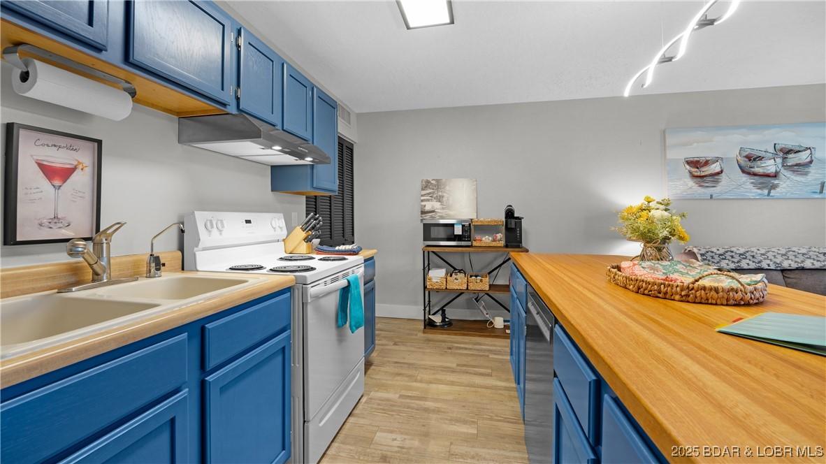Image 3: Look at the flair this kitchen has!