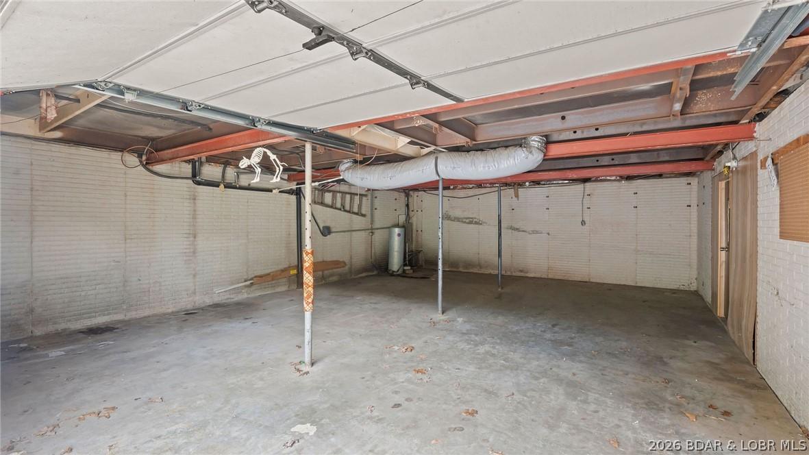 Image 4: 1 car garage attached
