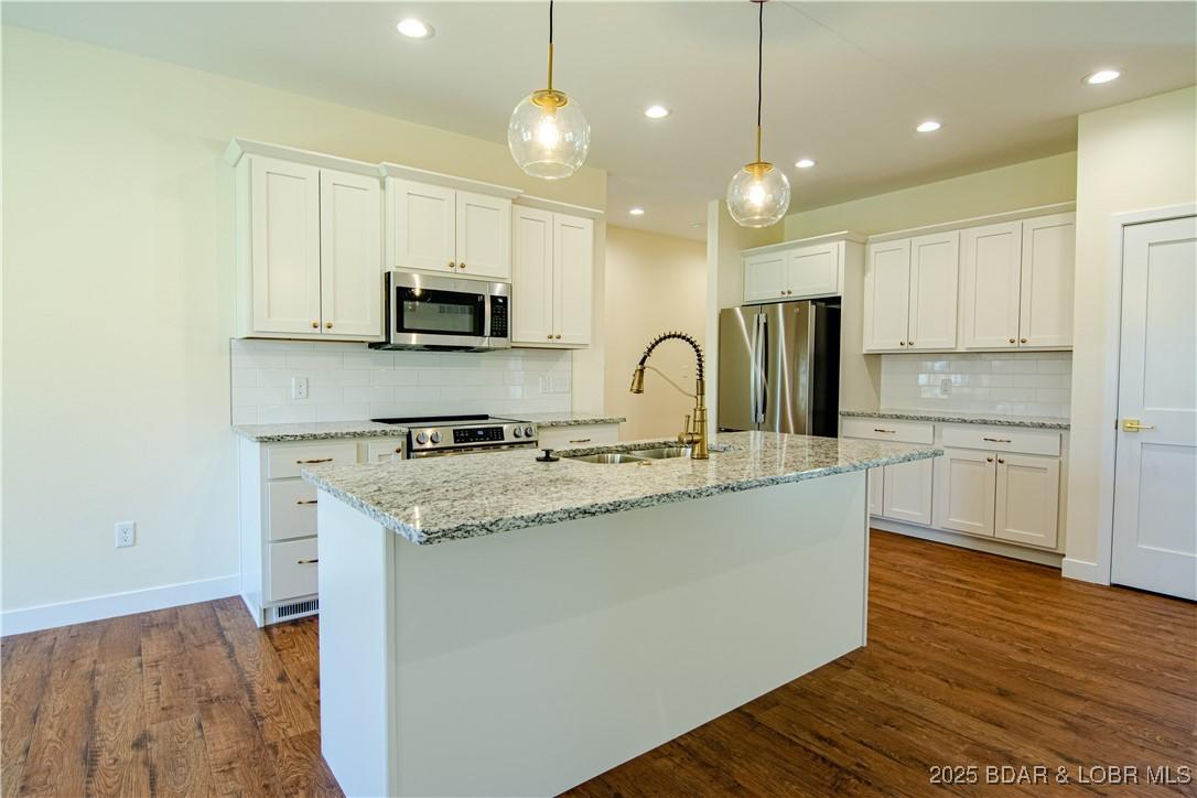 Image 3: Spacious island, great storage, brand new applianc