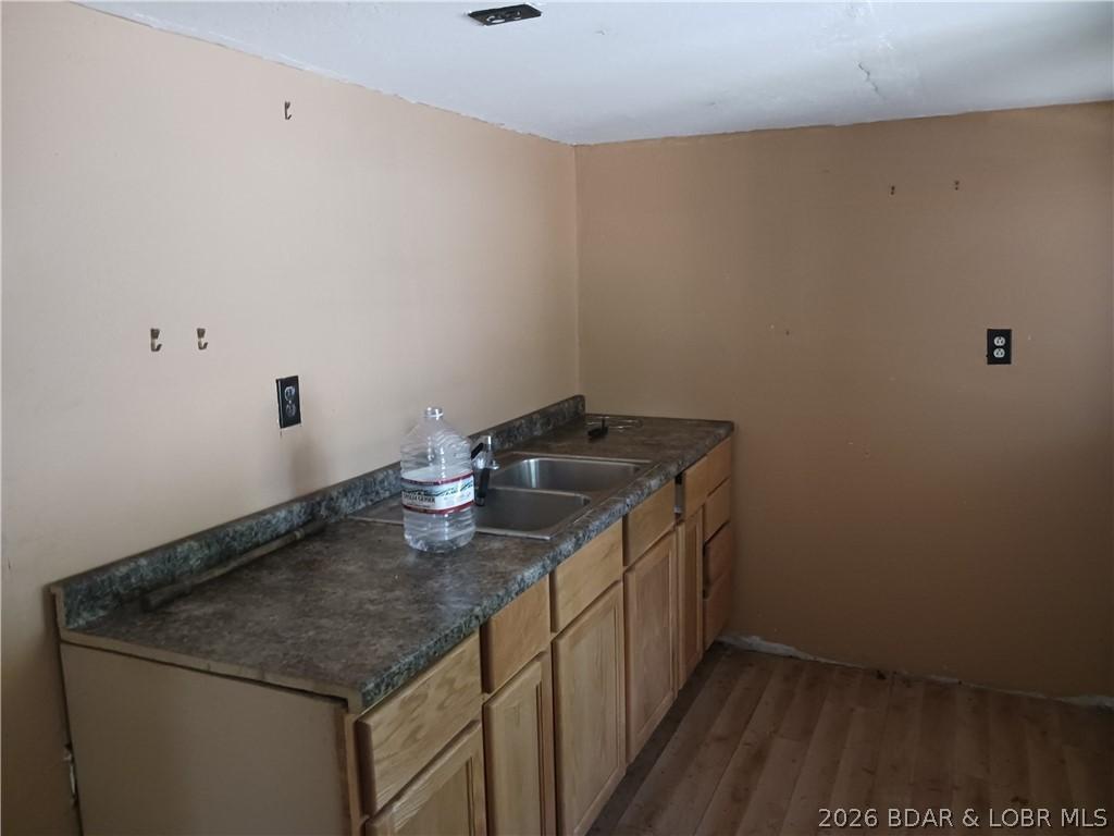 Image 4: Kitchen