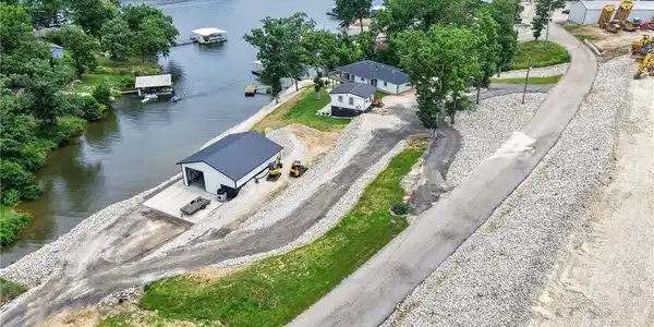 Image 4: 1.2 acres & 300ft of shoreline