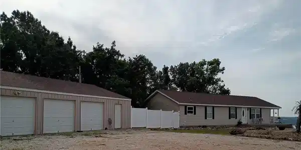 Image 2: 3 Car Detached Garage