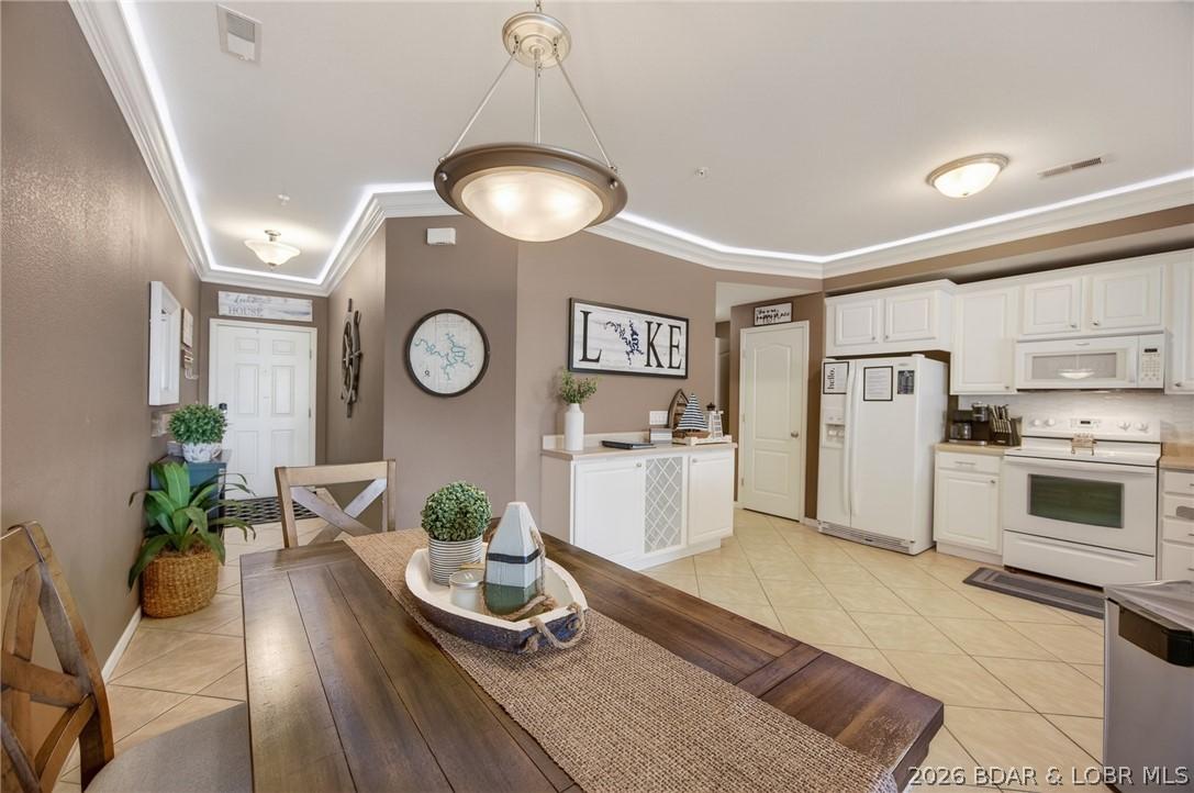 Image 3: Dining Area/Kitchen