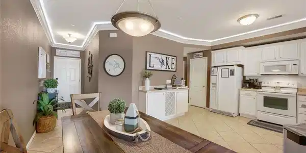 Image 3: Dining Area/Kitchen