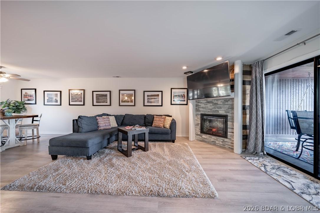Image 3: Spacious and open Living Room