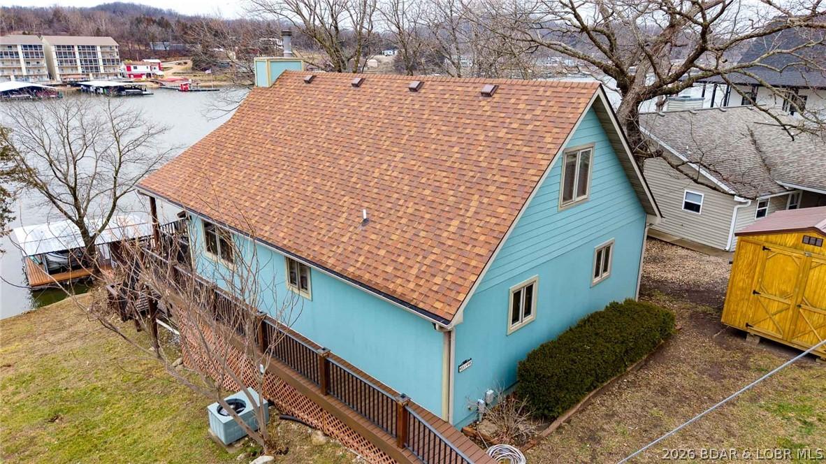 Image 3: Beautiful lot and large 2 1/2 level home