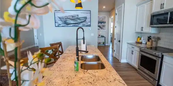 Image 2: Beautiful kitchen area with quality cabinets and t