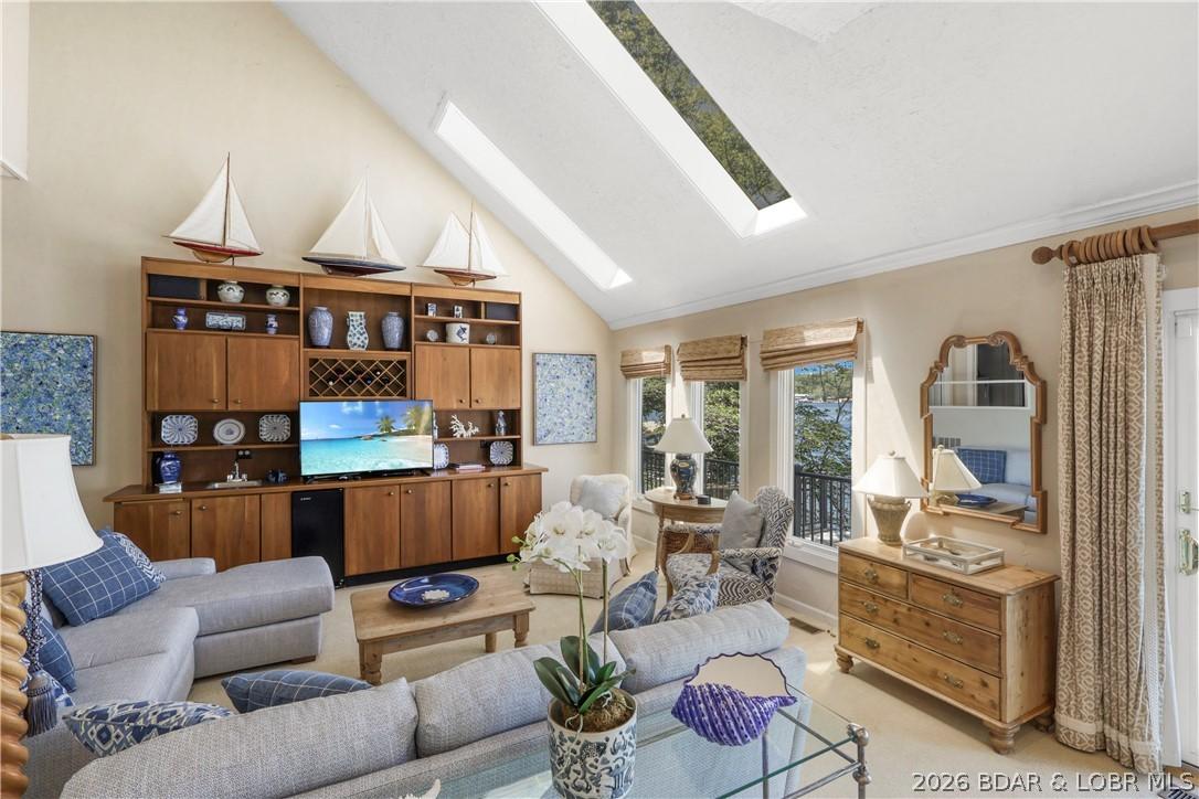 Image 3: This home is a Fun Fun Fun lake home! Gresat room
