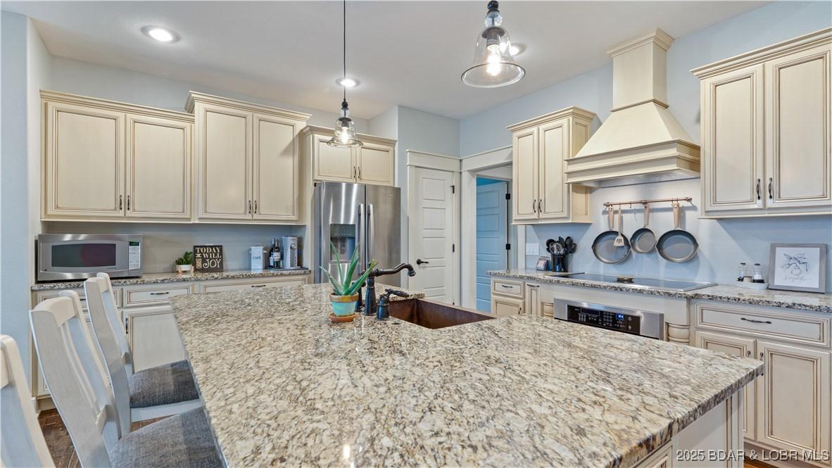 Image 1: Classy and practical kitchen. Abundance of counter