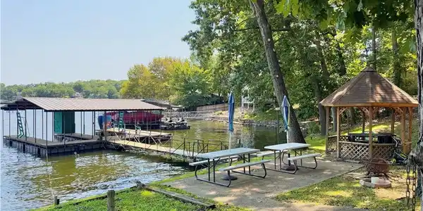 Image 4: Lakefront paradise