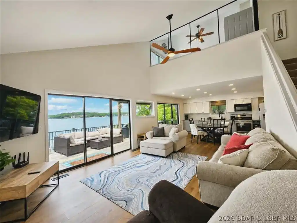 Image 1: Living Area