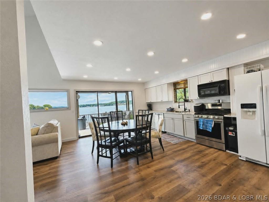 Image 4: Kitchen & Dining