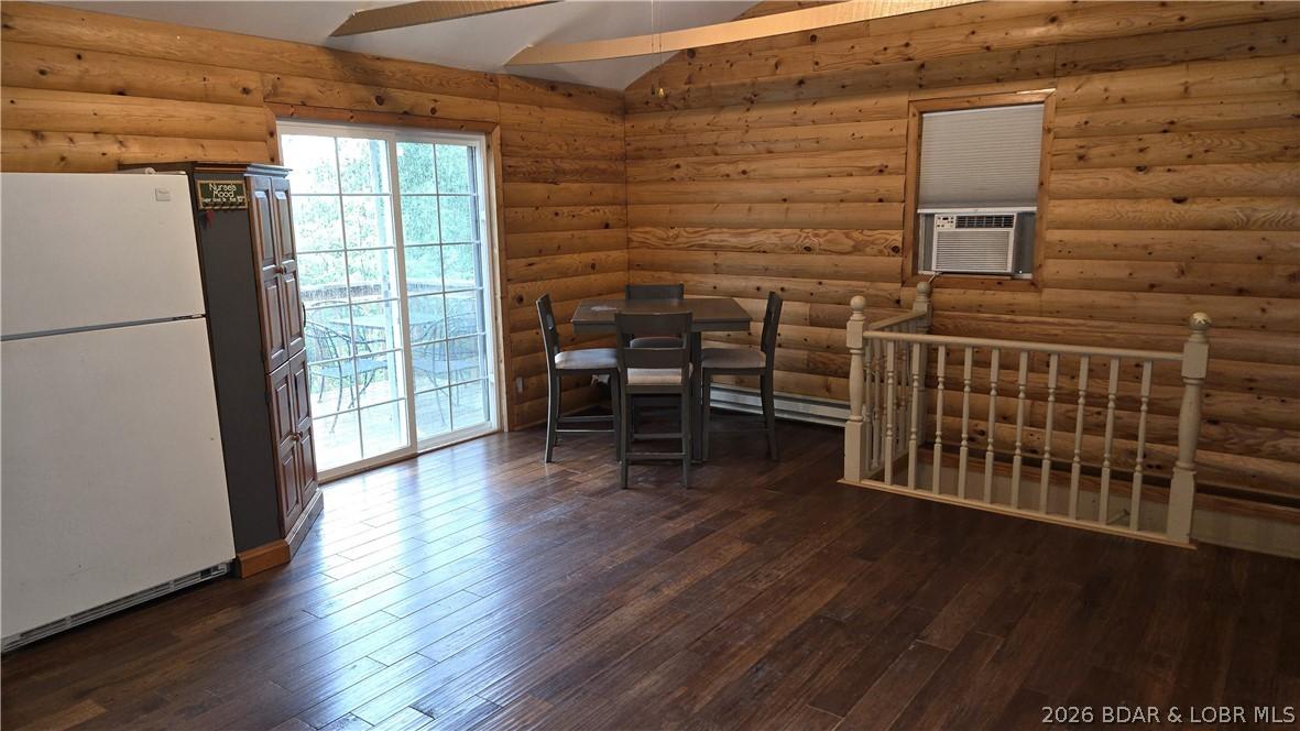 Image 4: Entry & Dining