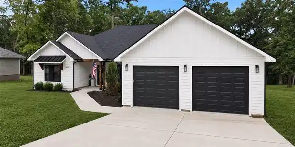 Image 2: Oversized 6 car concrete driveway & 2 car garage