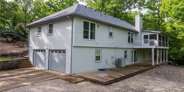 Image 2: Private setting in a quiet neighborhood in Osage B