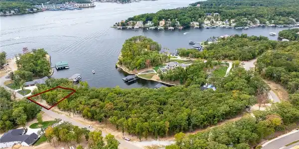Image 3: Great location by land and water