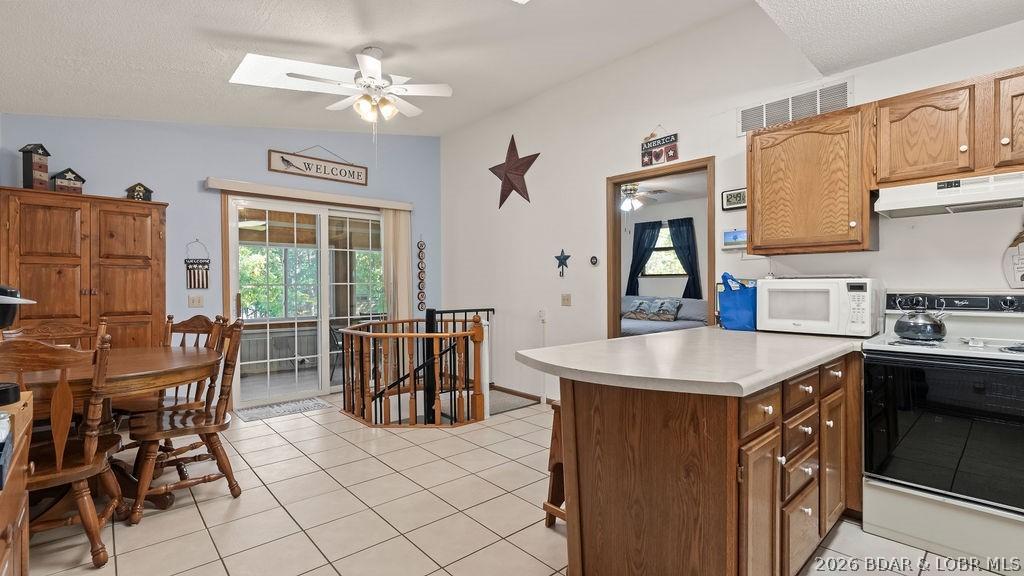 Image 4: Kitchen & Dining