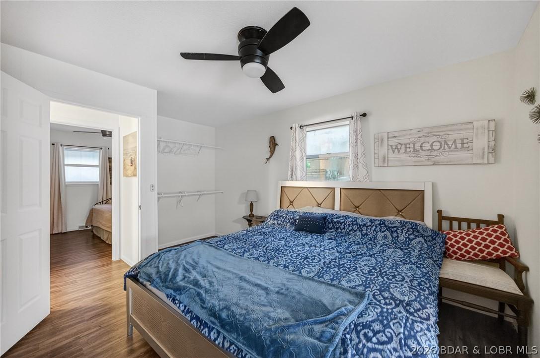 Image 4: Bedroom