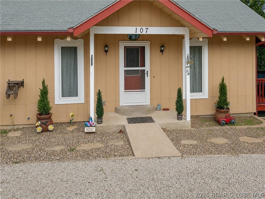 Image 2: Great home with plenty of parking in Niangua View