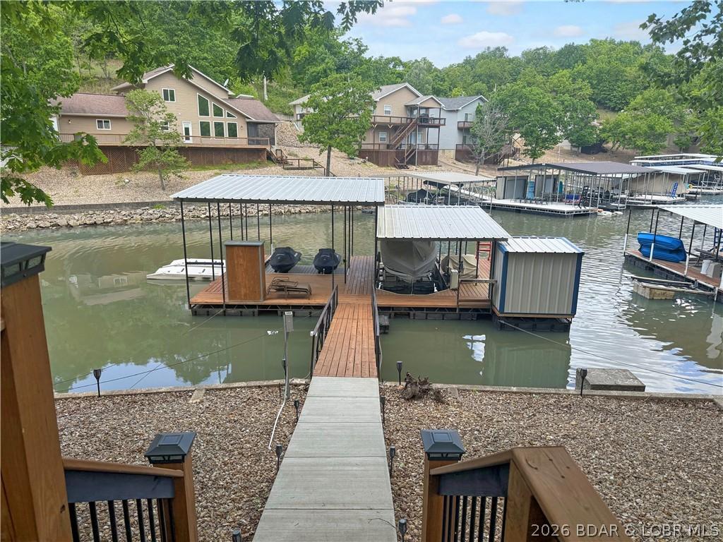 Image 4: Great entertaining dock!
