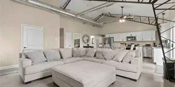 Image 4: Living Room