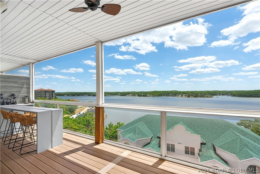 Image 4: Screened-in Deck