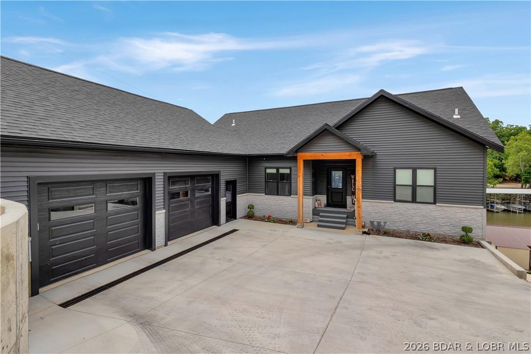 Image 2: 2.5 car garage with room for a truck, jeep and sid