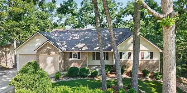 Image 2: welcoming curb appeal