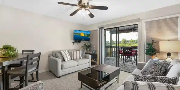 Image 3: It's the Complete Condo Package! Lakefront ~ Turnk