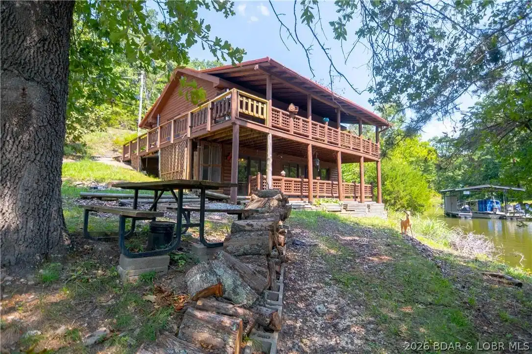 Image 1: Lakeside of the home.