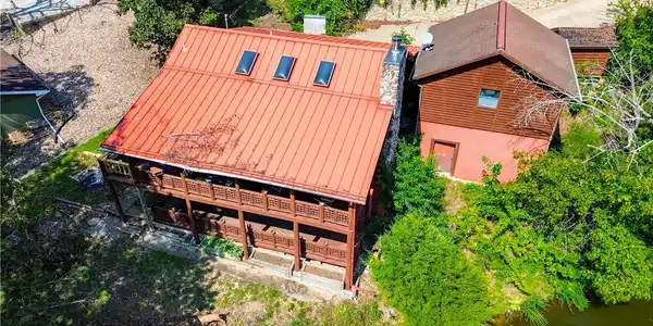 Image 4: Really unique Lake Front Log Home.