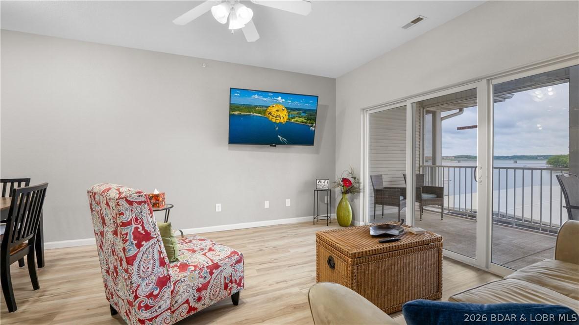 Image 2: Livingroom w/ Lakeview