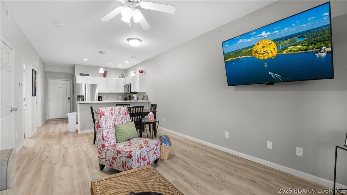 Image 3: Furnished Living room