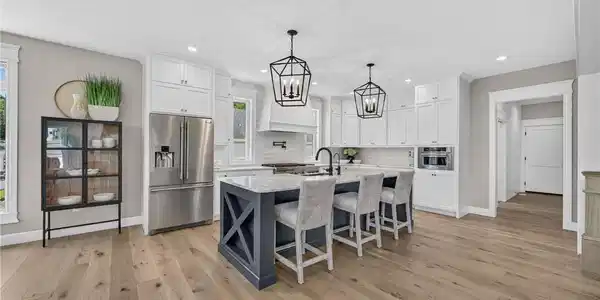 Image 4: Classic kitchen with center island and plenty of s