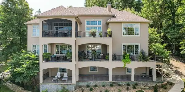 Image 2: Mature landscape accents the perfect architectural