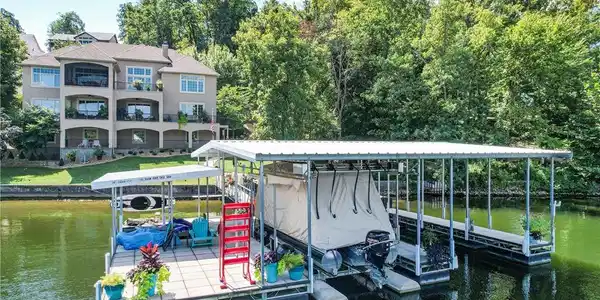 Image 4: The dock is perfect with 2 wells, covered PWC spac