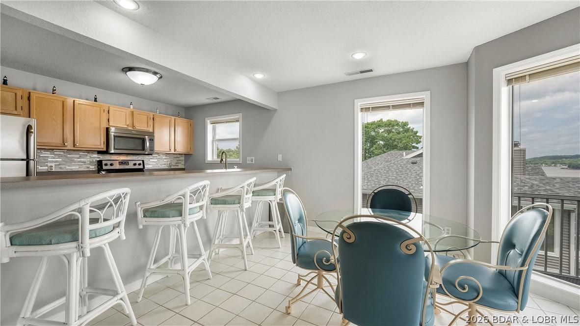Image 4: Dining area with stunning views.