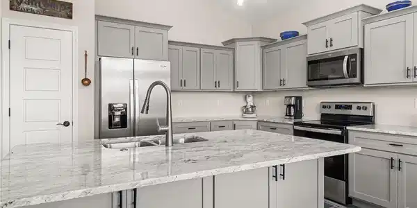 Image 4: Gourmet kitchen