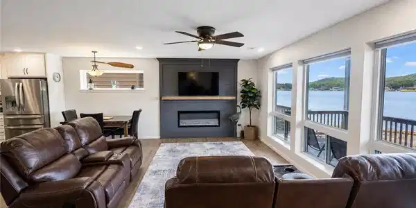 Image 3: Living room with new furniture that's included!