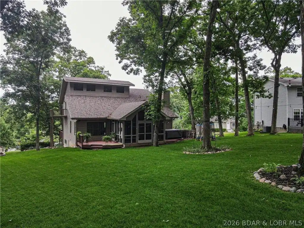 Image 1: HUGE back yard, screened in porch and back decks f