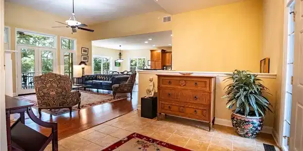 Image 4: Bright, stunning open concept as soon as you walk