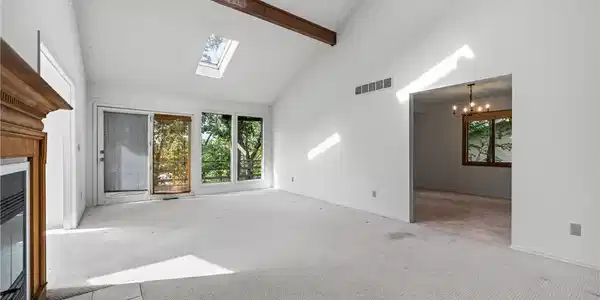 Image 3: Vaulted ceilings in great room