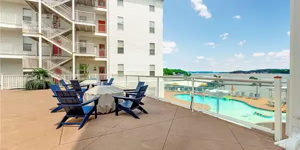 Image 4: Hang poolside!
